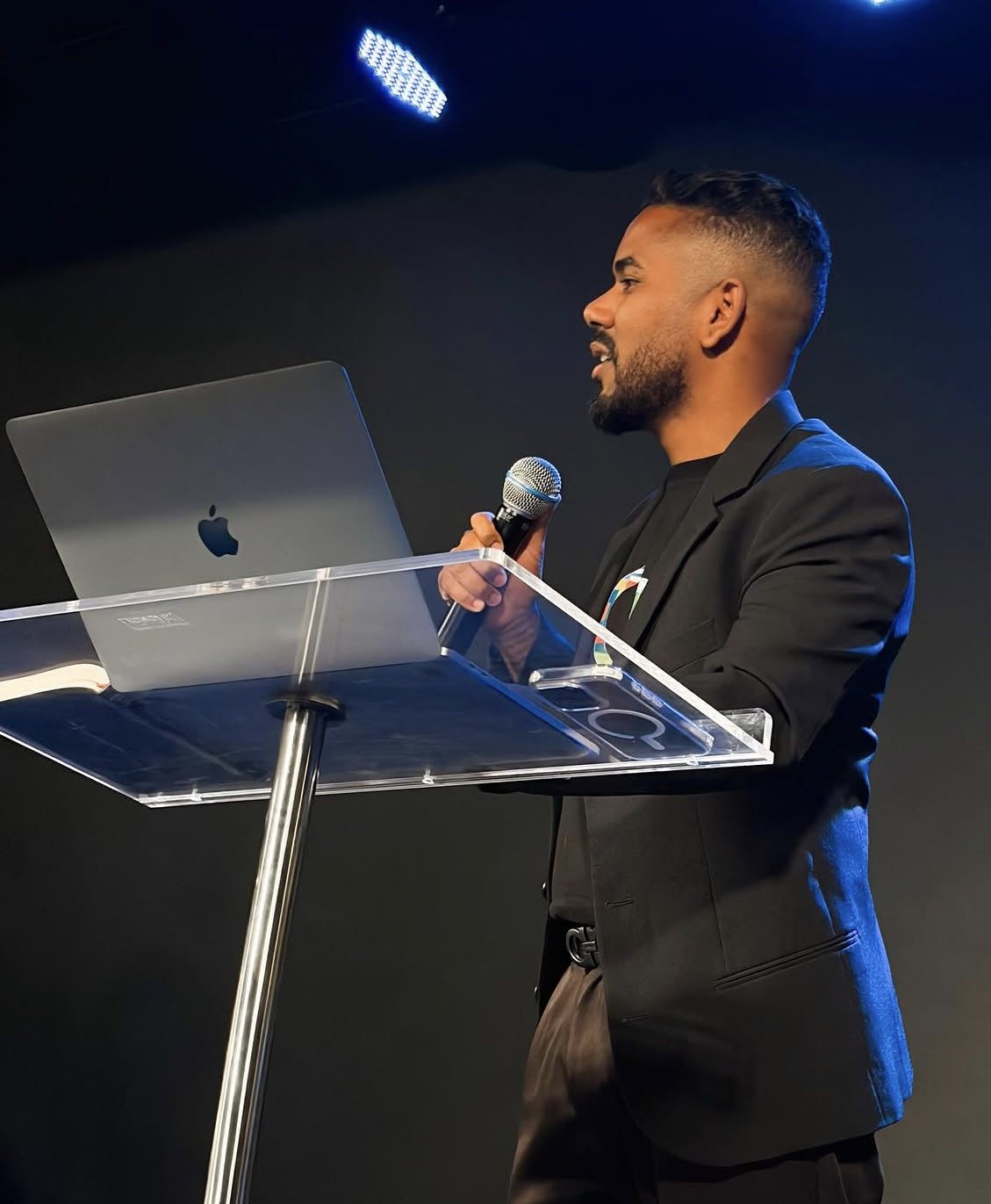 Pastor Pablo ministrando com um microfone